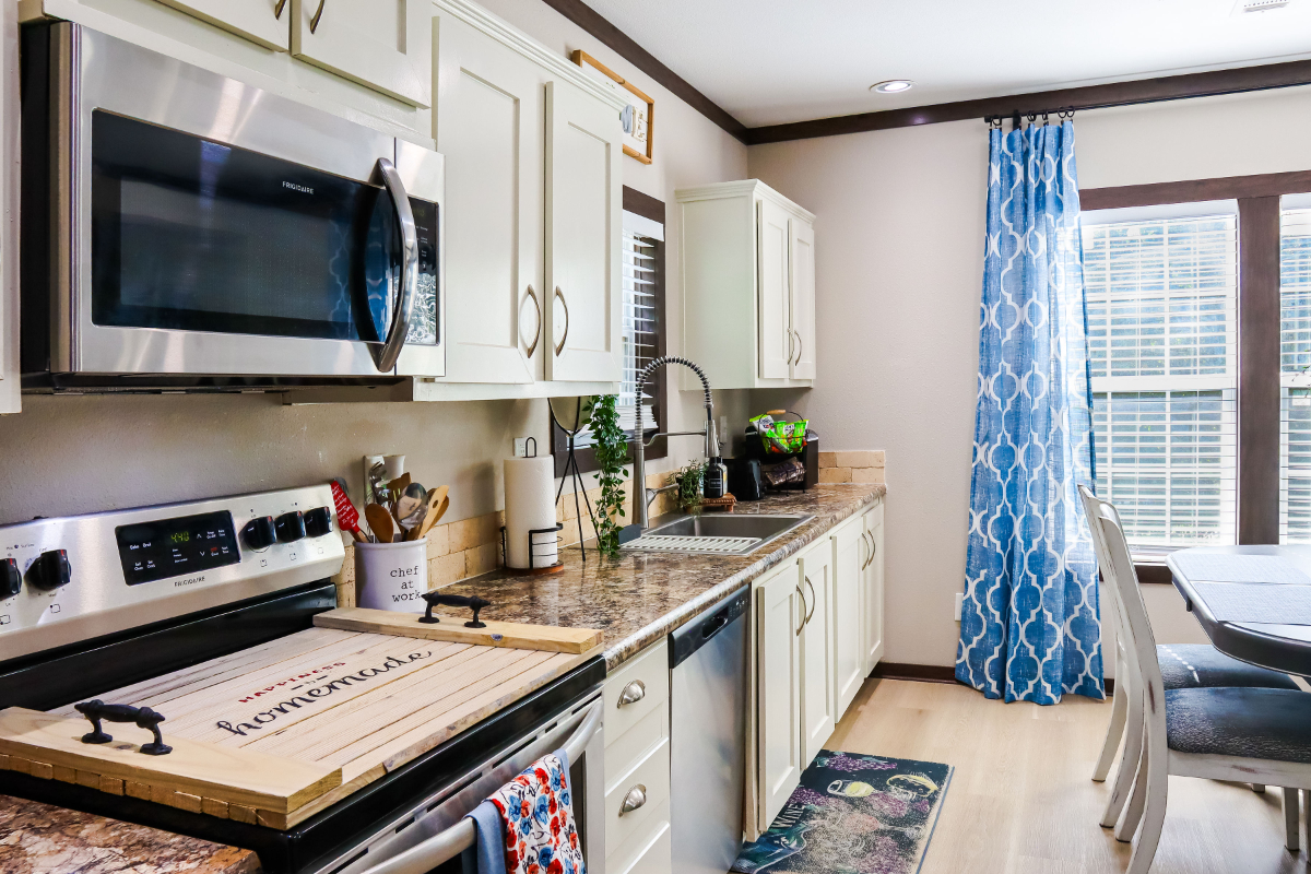 A Cozy Home in Downtown Seguin - Photo 9