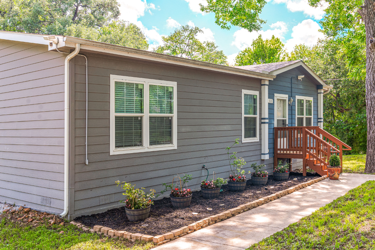 A Cozy Home in Downtown Seguin - Photo 3