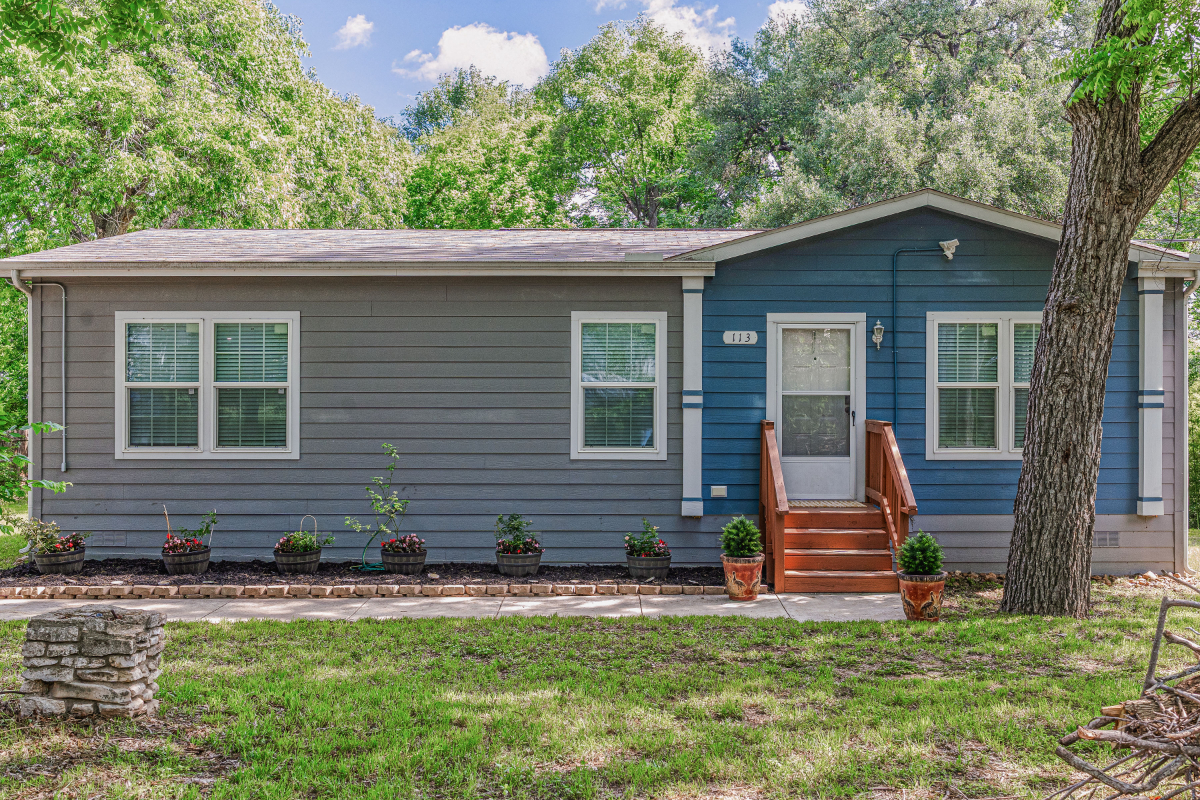 A Cozy Home in Downtown Seguin - Photo 2