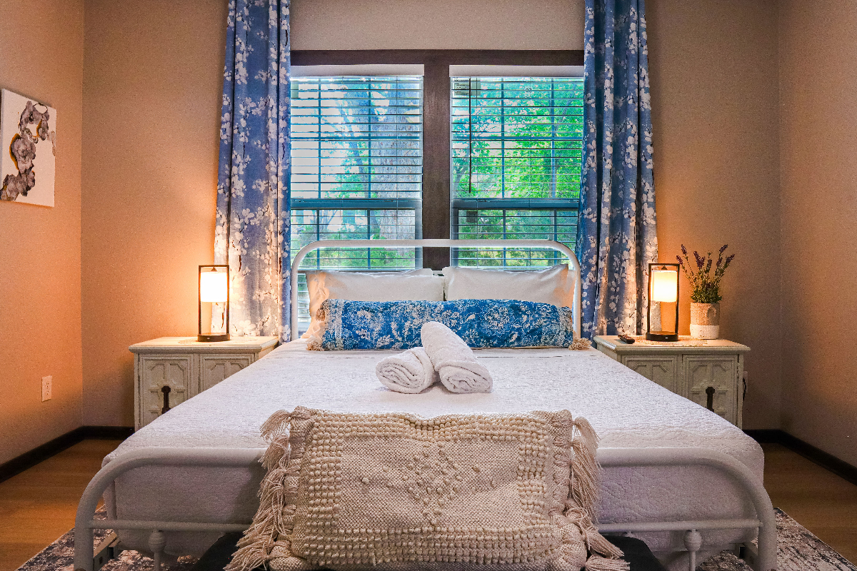A Cozy Home in Downtown Seguin - Photo 12