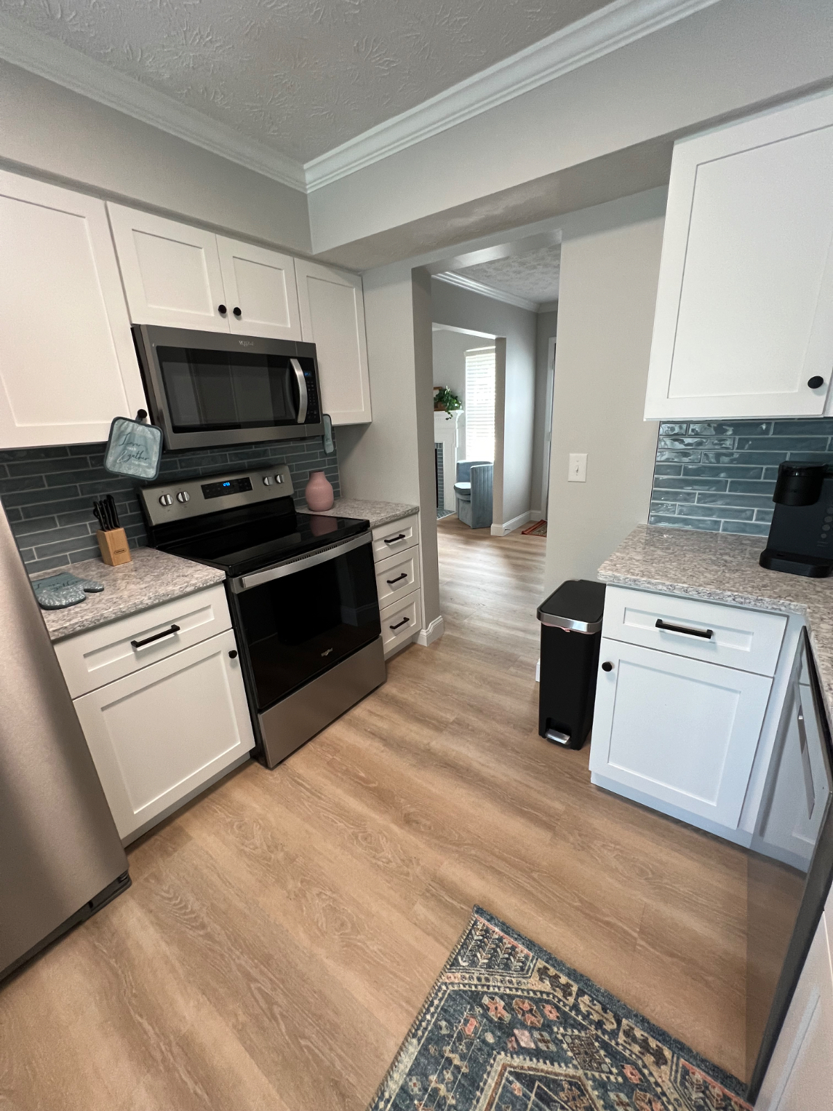 Newly Renovated Townhouse - Photo 4