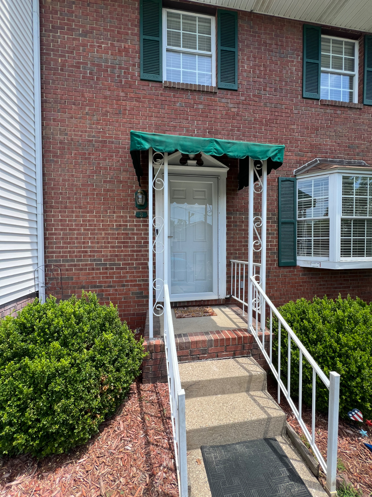 Newly Renovated Townhouse - Photo 1