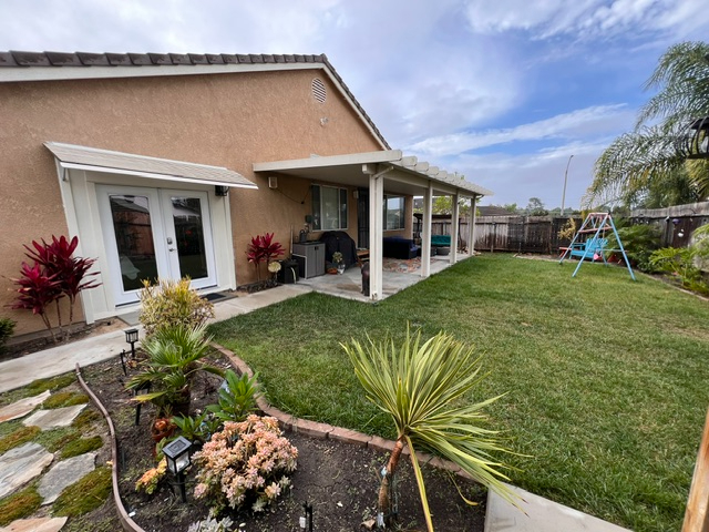 Inviting Private Studio | Dedicated Entrance | Full Custom Kitchen | King Bed | In-Unit Laundry | Jacuzzi Access | Off-Street Parking - Photo 2
