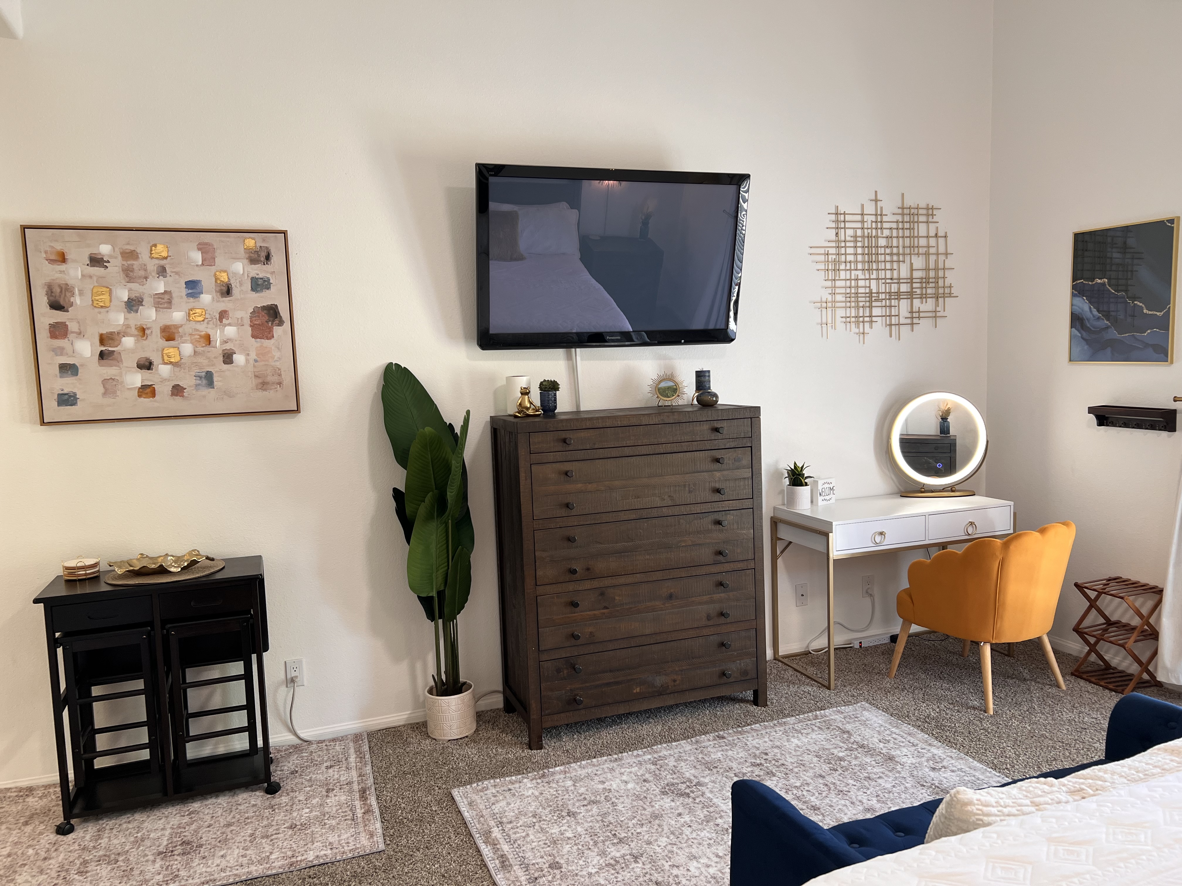 Inviting Private Studio | Dedicated Entrance | Full Custom Kitchen | King Bed | In-Unit Laundry | Jacuzzi Access | Off-Street Parking - Photo 5