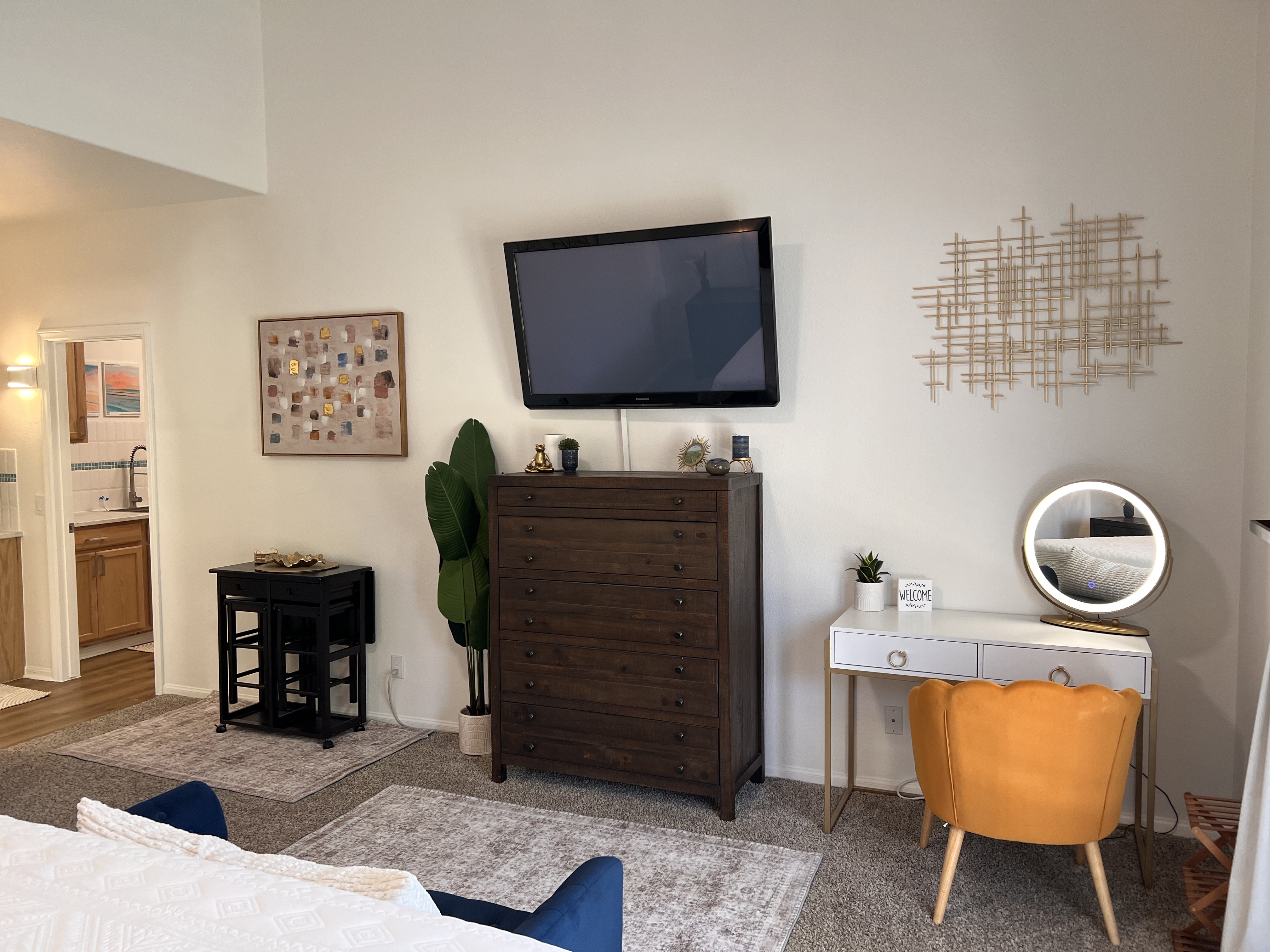 Inviting Private Studio | Dedicated Entrance | Full Custom Kitchen | King Bed | In-Unit Laundry | Jacuzzi Access | Off-Street Parking - Photo 6