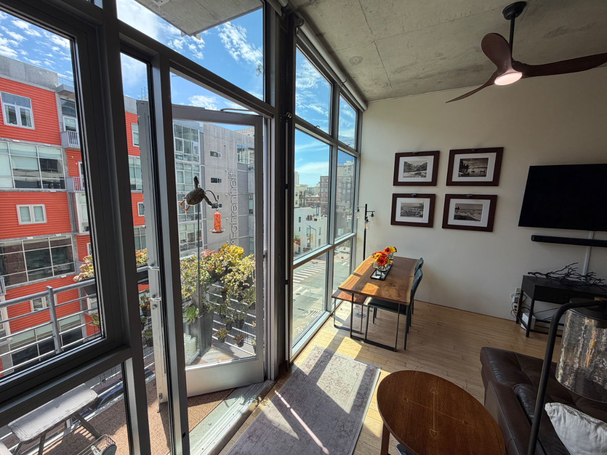 Fully furnished condo in the heart of downtown - Photo 4