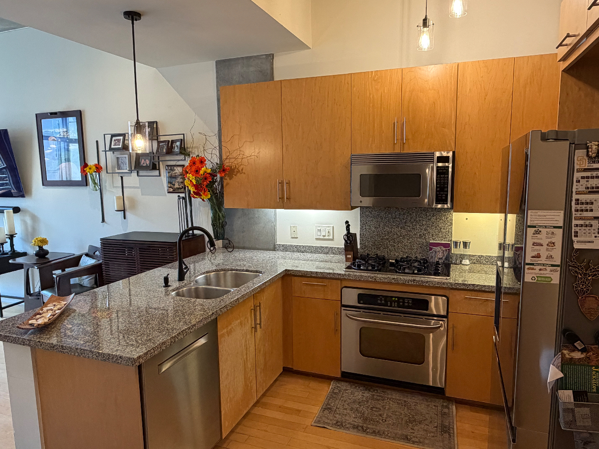 Fully furnished condo in the heart of downtown - Photo 2