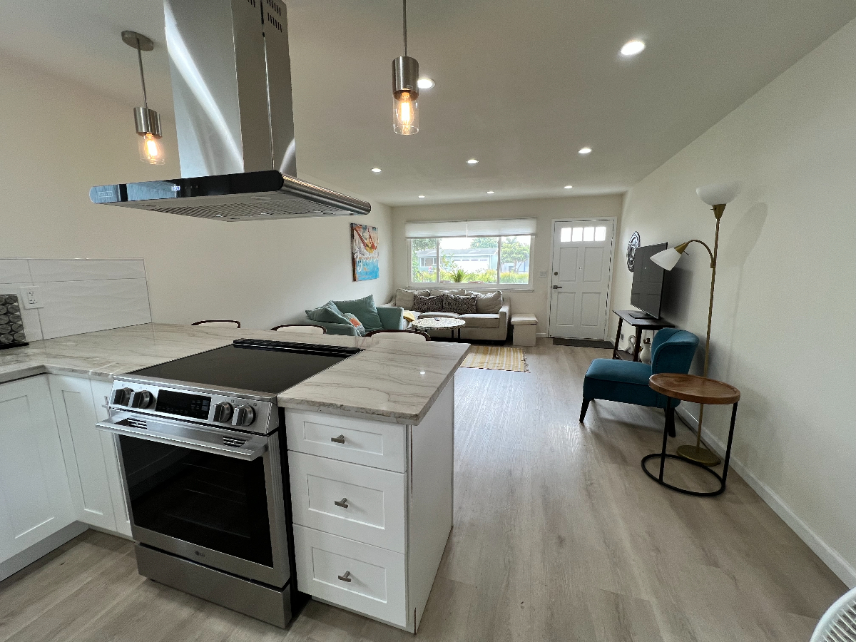 Fresh, Fully Renovated Home Near Beaches and Redwoods - A Perfect Midterm Retreat - Photo 4