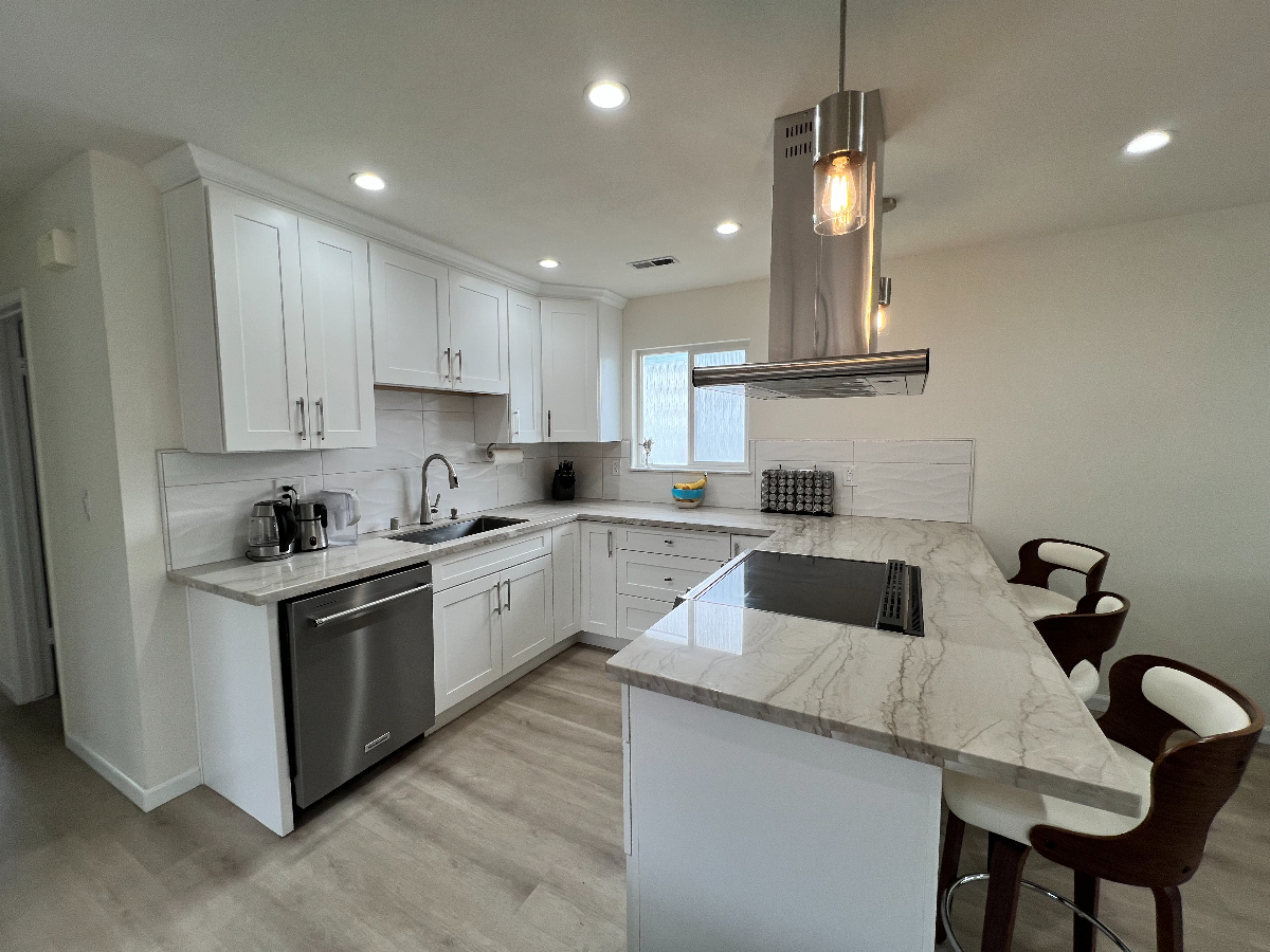 Fresh, Fully Renovated Home Near Beaches and Redwoods - A Perfect Midterm Retreat - Photo 3