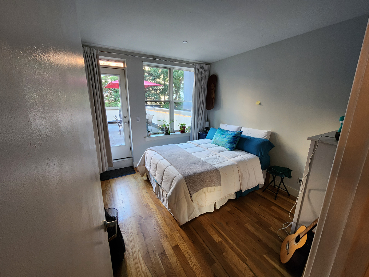 Furnished 2BR with Massive 900 SF Private Patio in Brooklyn - Photo 4