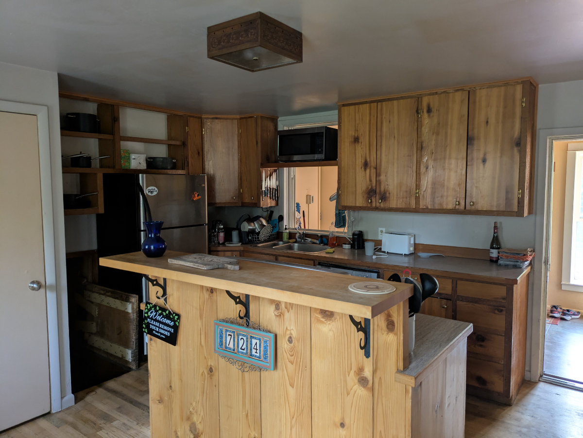 Spacious, centrally located retreat in quiet neighborhood - Photo 2