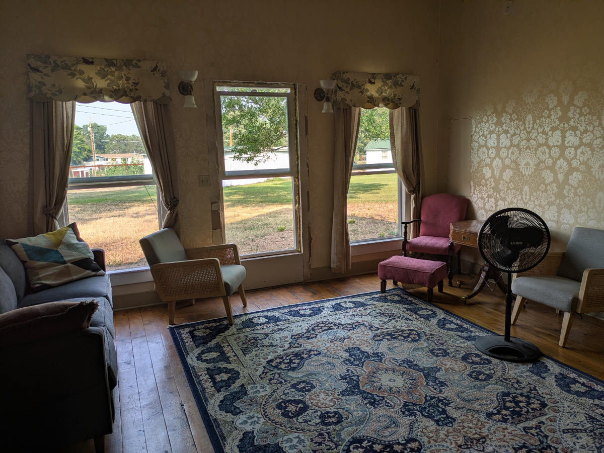 Spacious, centrally located retreat in quiet neighborhood - Photo 4