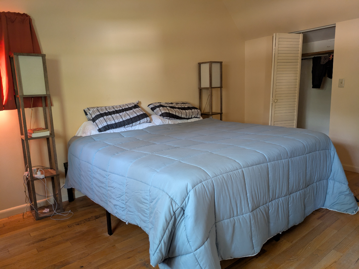 Spacious, centrally located retreat in quiet neighborhood - Photo 5
