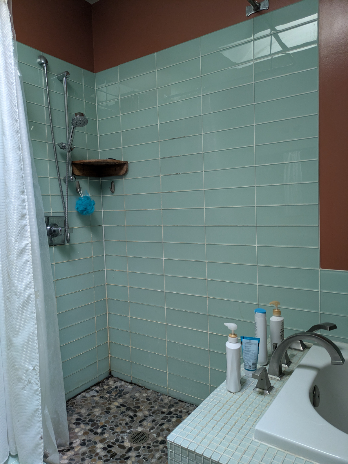 Spacious, centrally located retreat in quiet neighborhood - Photo 9
