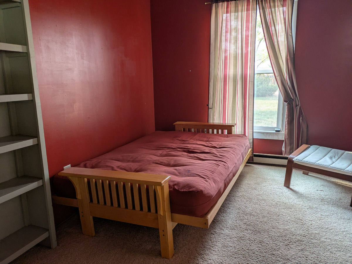 Spacious, centrally located retreat in quiet neighborhood - Photo 7