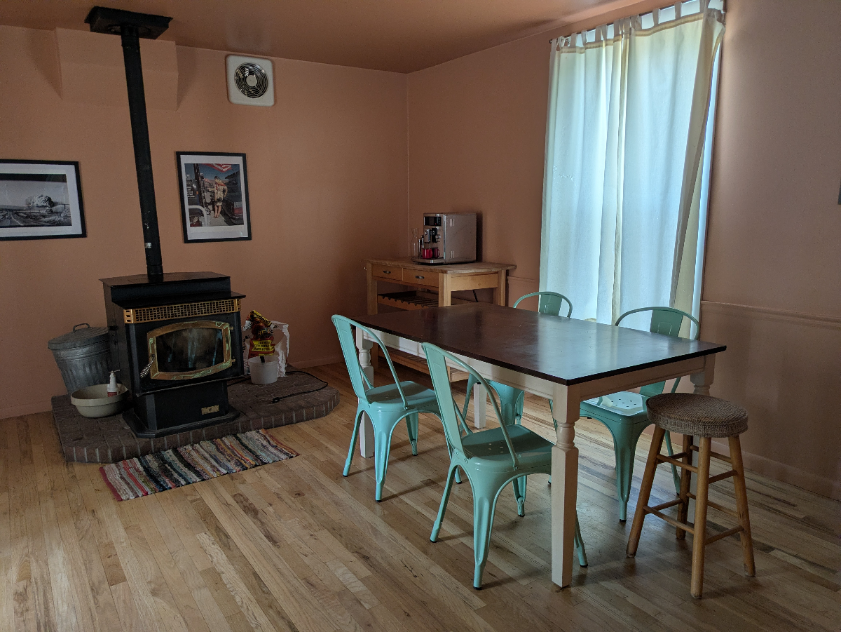 Spacious, centrally located retreat in quiet neighborhood - Photo 3
