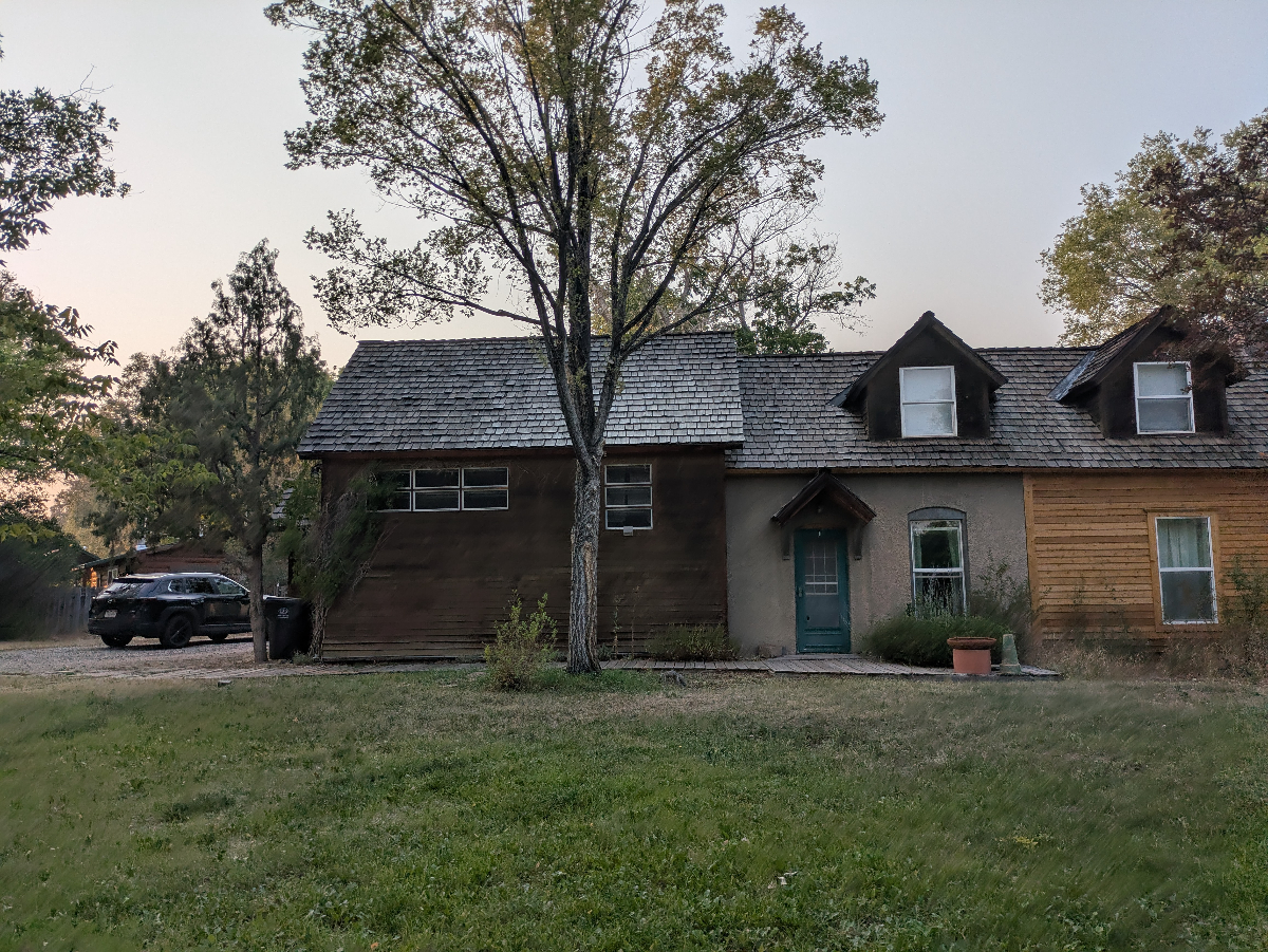 Spacious, centrally located retreat in quiet neighborhood - Photo 10