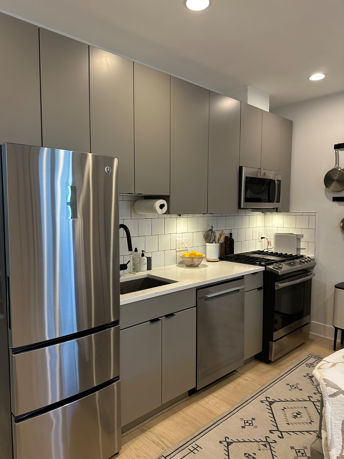 Clean, Comfy & Quiet - Full Kitchen, FastWiFi - Photo 8