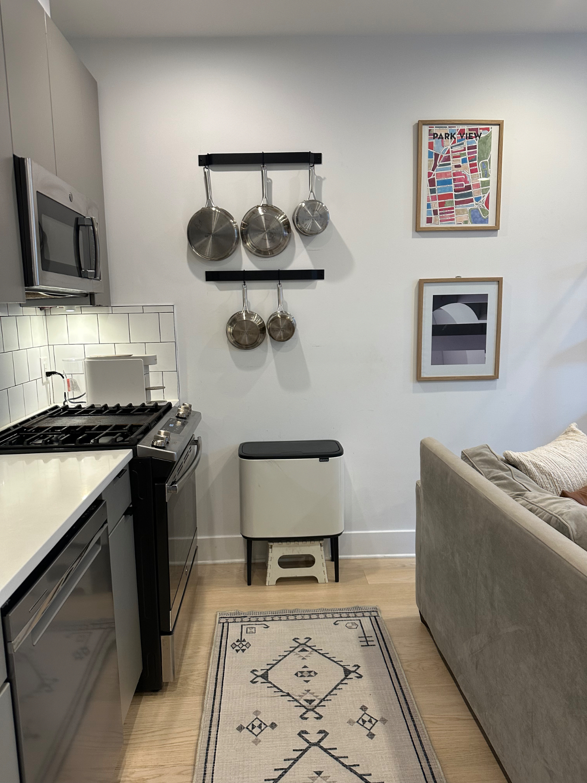 Clean, Comfy & Quiet - Full Kitchen, FastWiFi - Photo 9