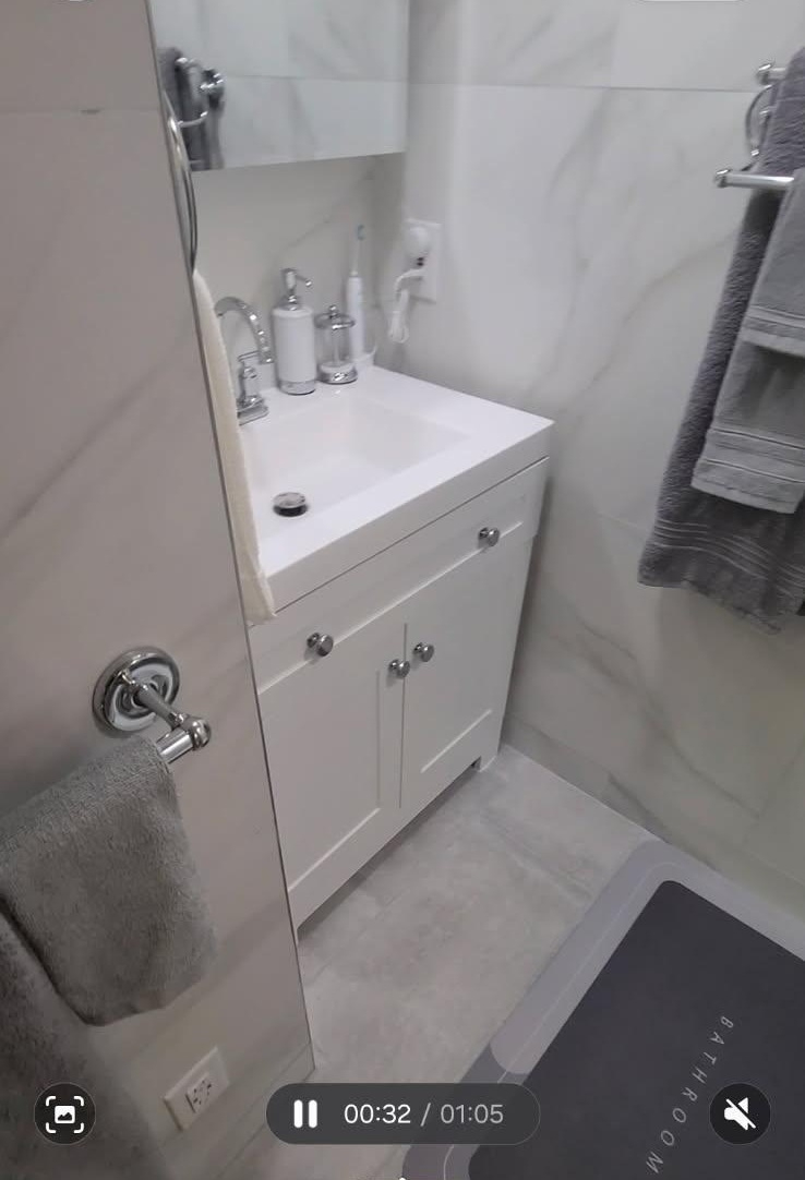 Private Room With Kitchenette Near South Shore University Hospital, Good Samaritan Hospital And Deer - Photo 11