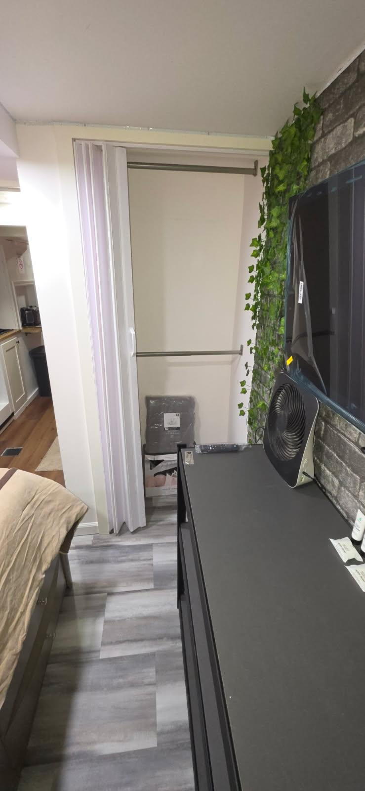 Private Room With Kitchenette Near South Shore University Hospital, Good Samaritan Hospital And Deer - Photo 9