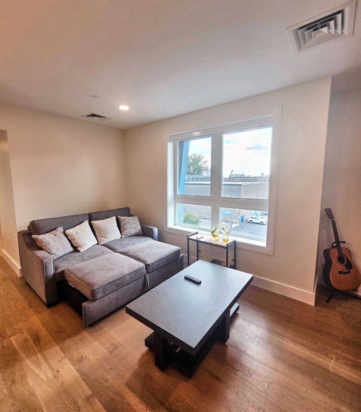 Furnished Private Room With Rooftop, Gym, High Speed Internet And Easy Transit - Photo 2