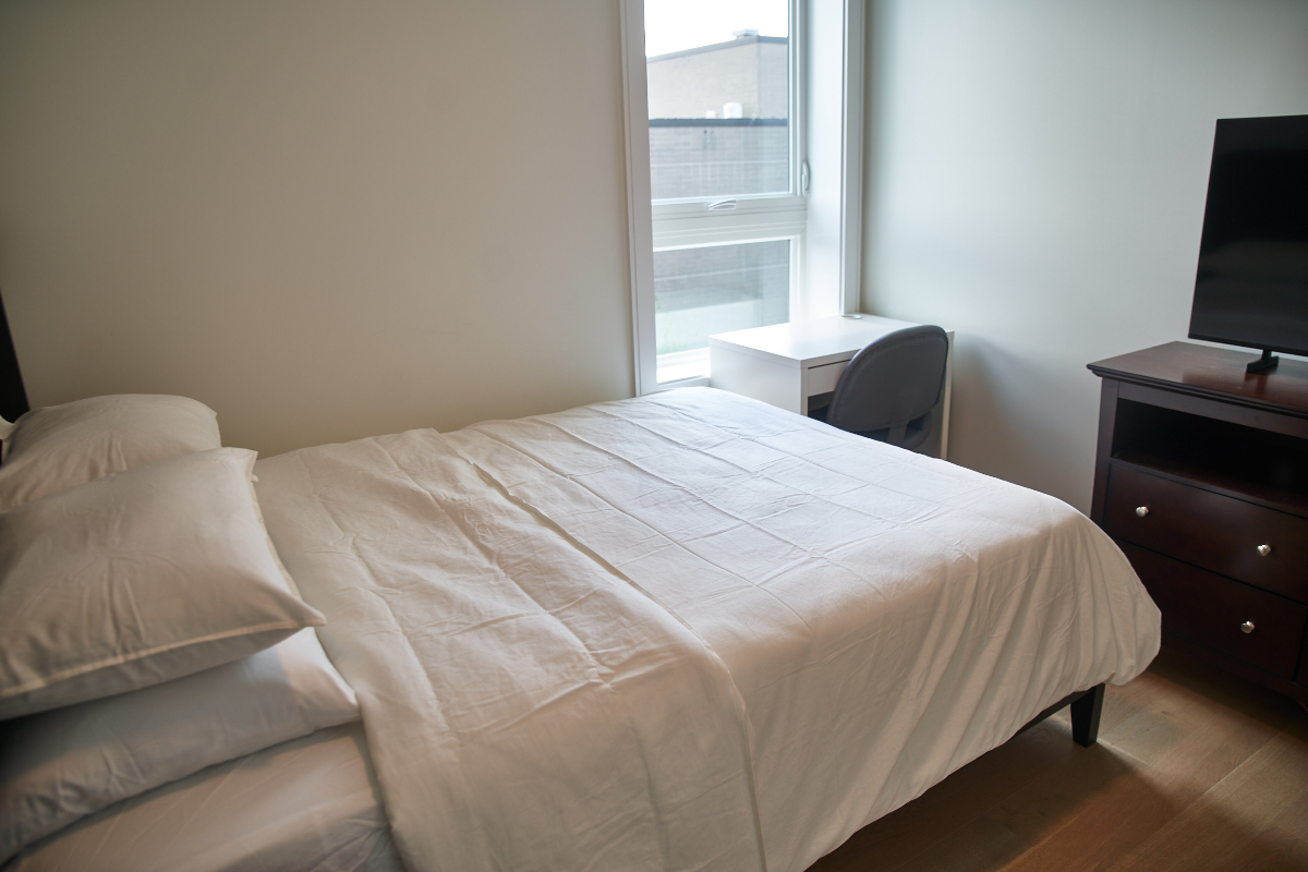 Furnished Private Room With Rooftop, Gym, High Speed Internet And Easy Transit - Photo 8