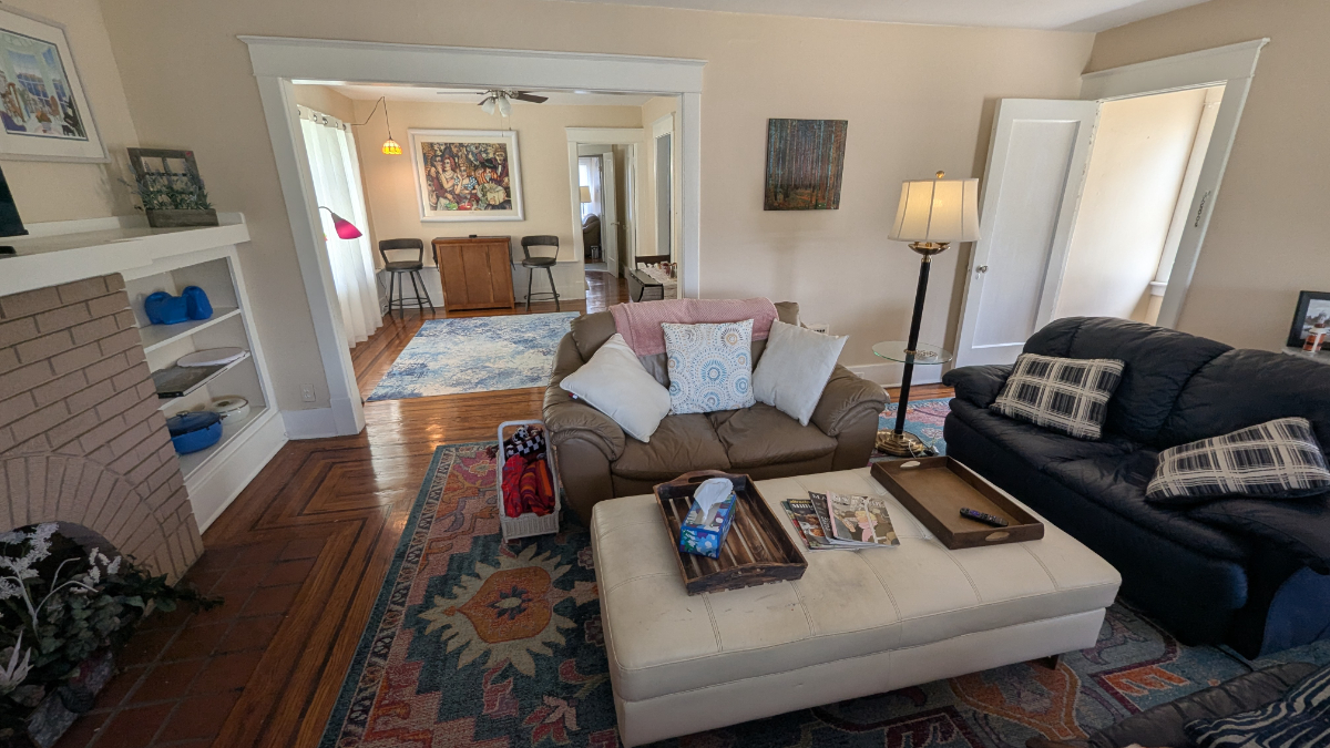 Comfortably appointed 2 bed, 1 bath, den/office - Photo 1