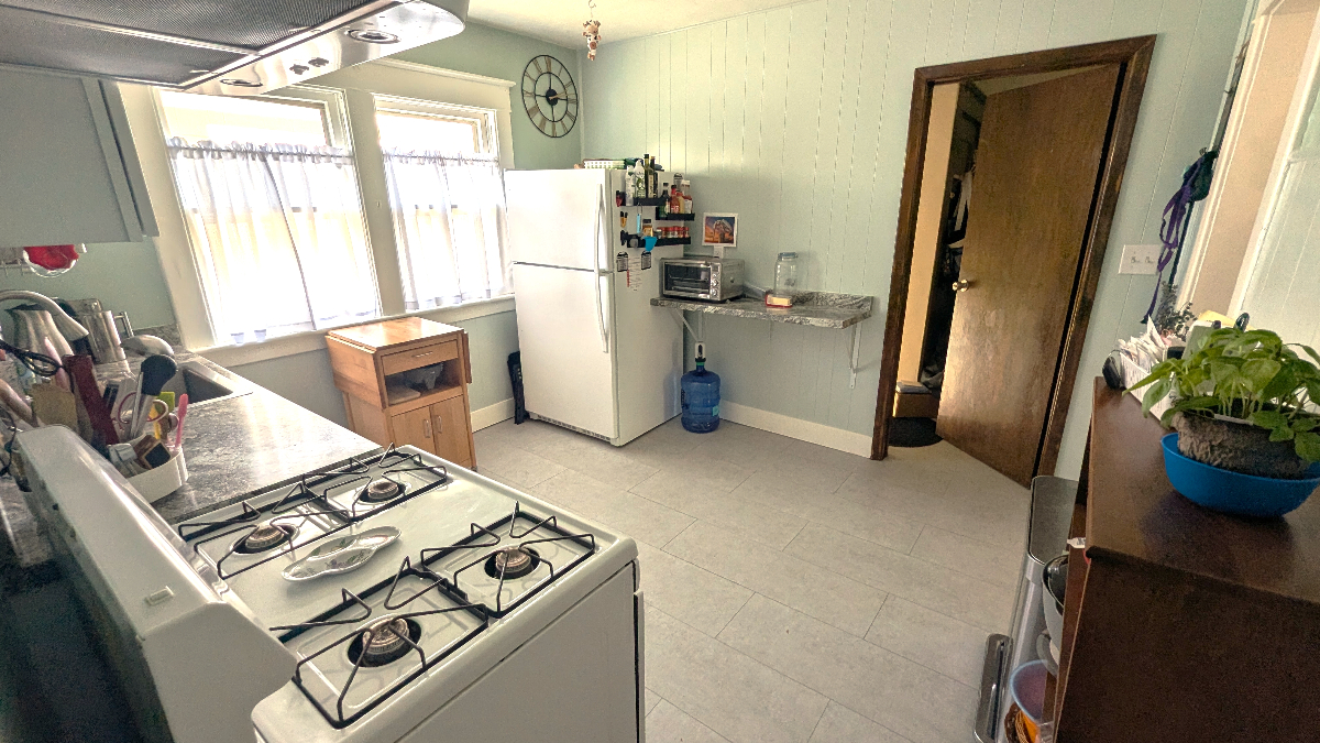 Comfortably appointed 2 bed, 1 bath, den/office - Photo 4
