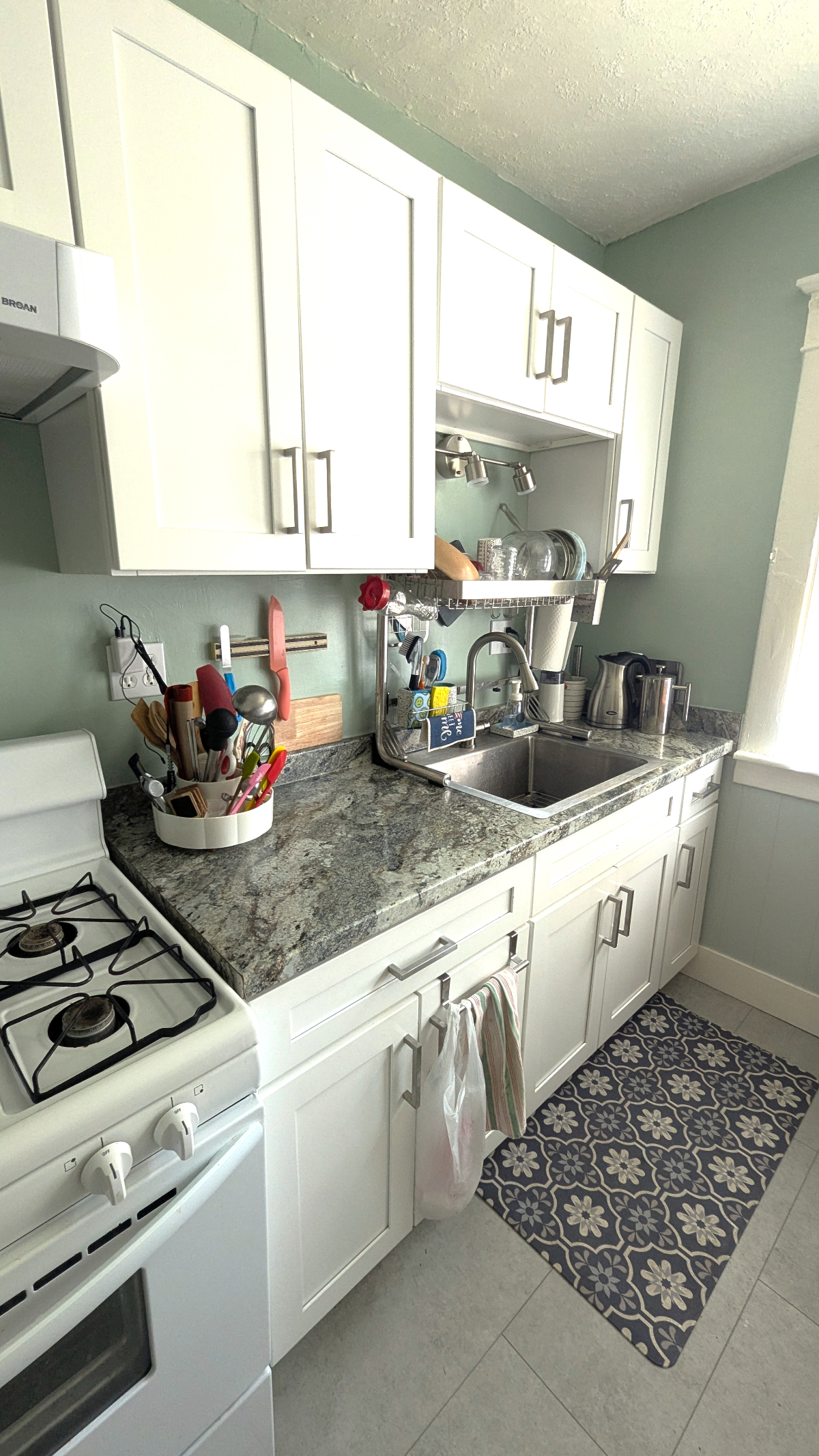 Comfortably appointed 2 bed, 1 bath, den/office - Photo 6