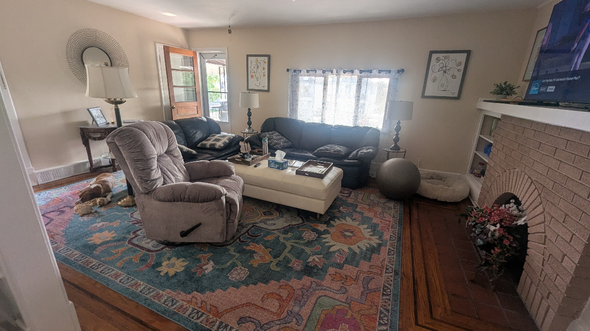 Comfortably appointed 2 bed, 1 bath, den/office - Photo 2