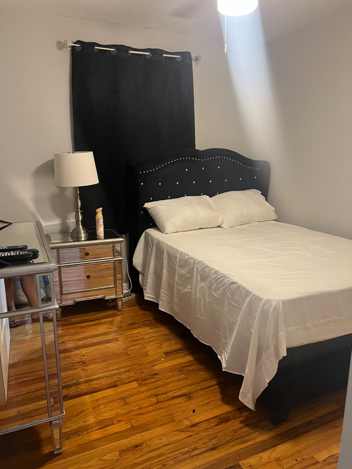 Private Furnished Room in Shared Apartment with Laundry & Backyard - Photo 2