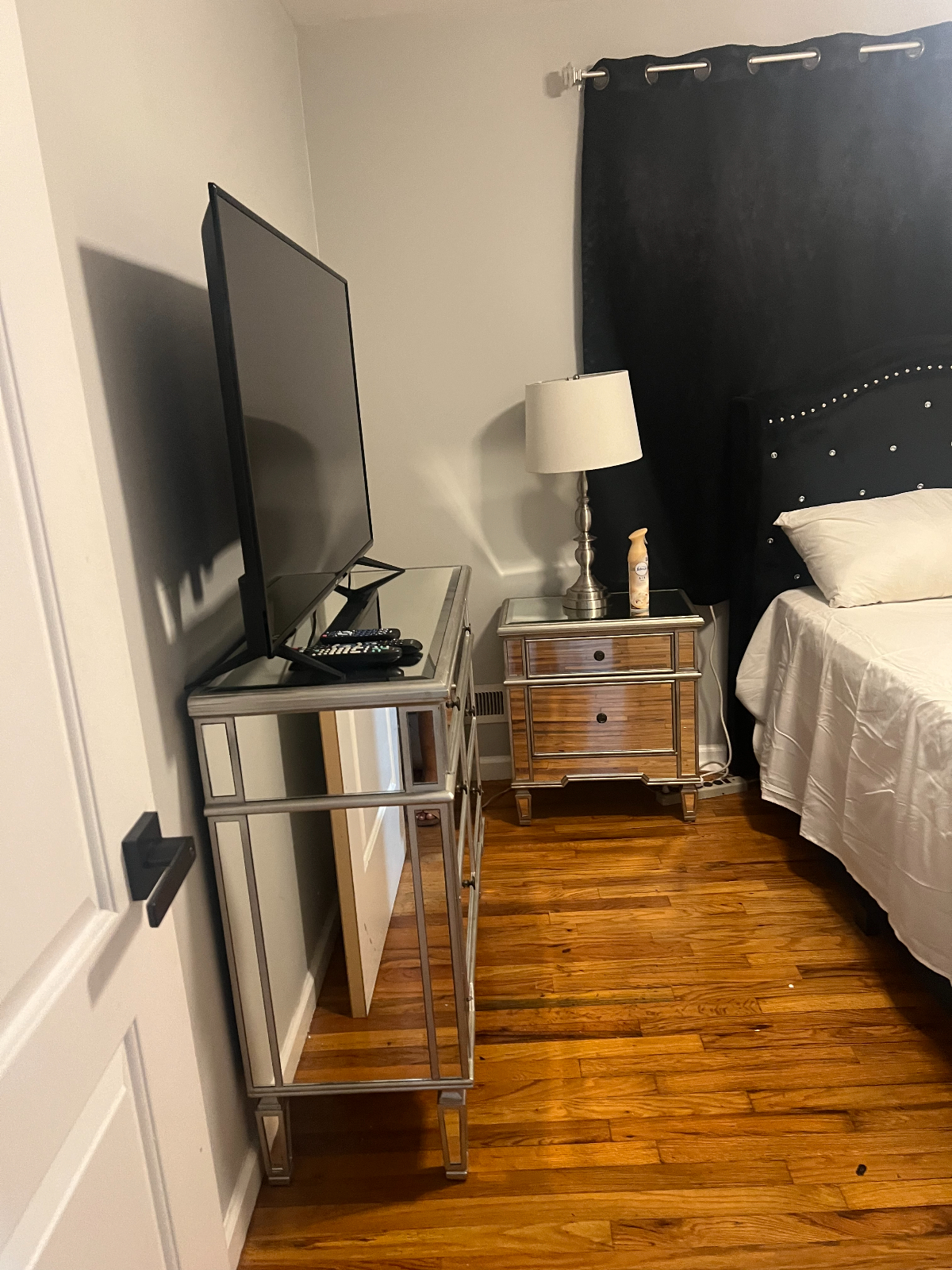 Private Furnished Room in Shared Apartment with Laundry & Backyard - Photo 3