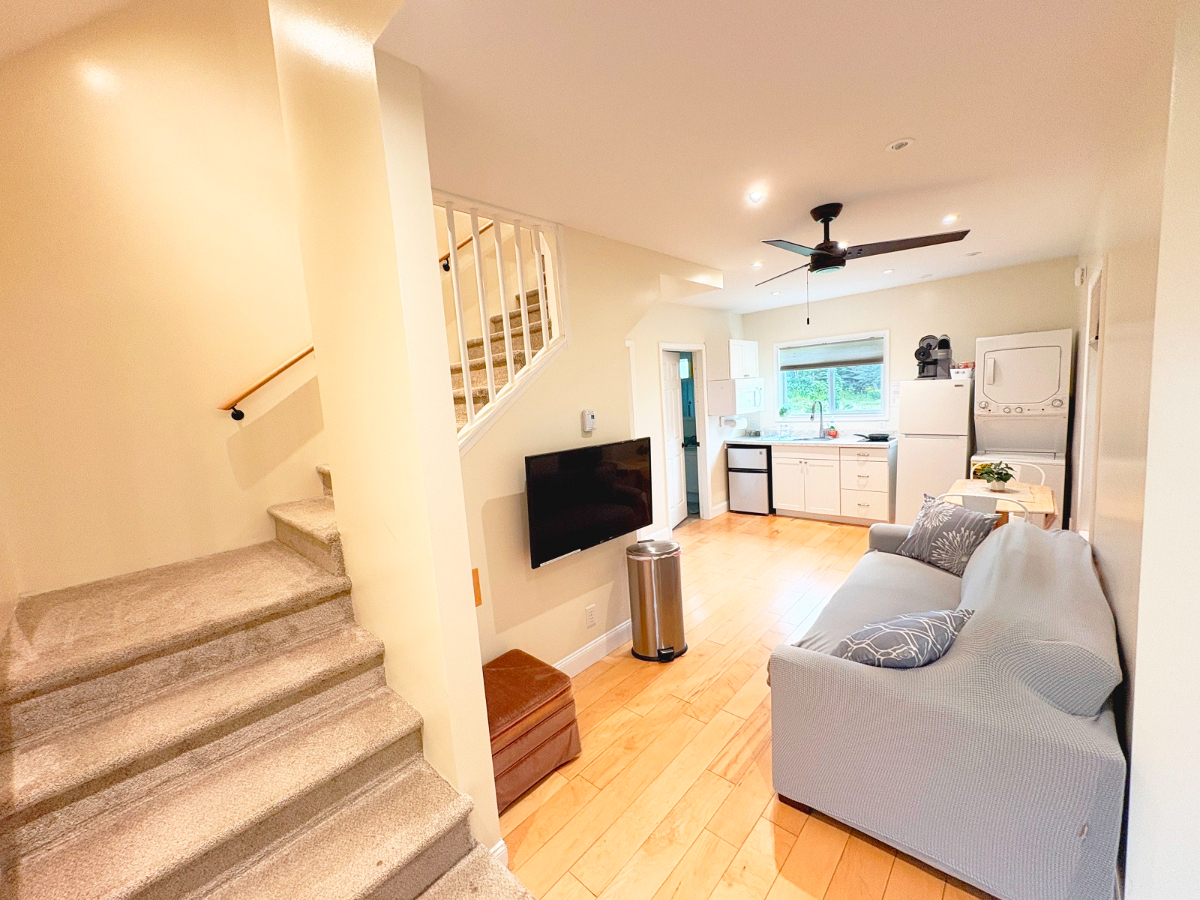 The Lofts feature large bedrooms, washer/dryers in the unit, king beds, and 0.4 miles to Clarkson an - Photo 2