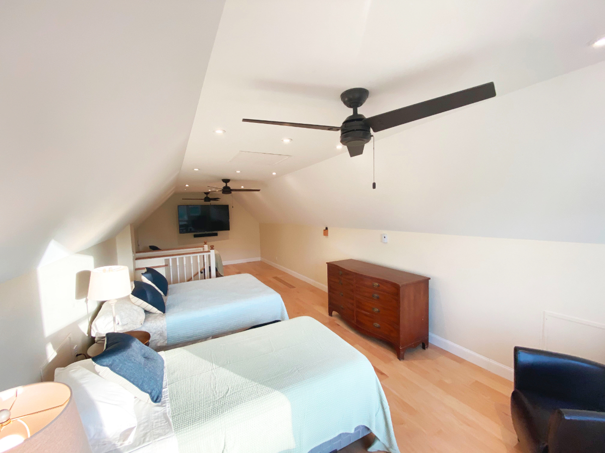 The Lofts feature large bedrooms, washer/dryers in the unit, king beds, and 0.4 miles to Clarkson an - Photo 8