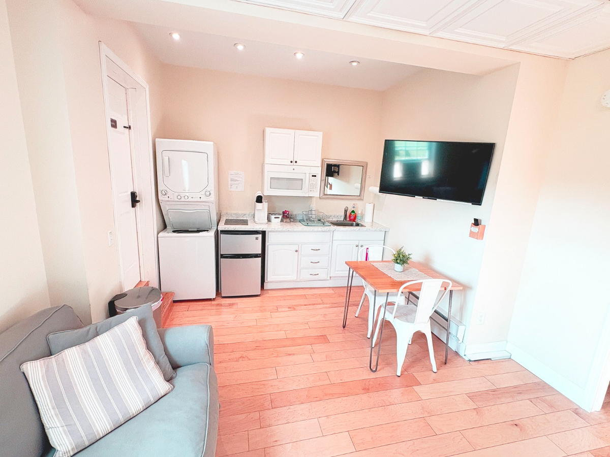 The Lofts feature large bedrooms, washer/dryers in the unit, king beds, and 0.4 miles to Clarkson an - Photo 2
