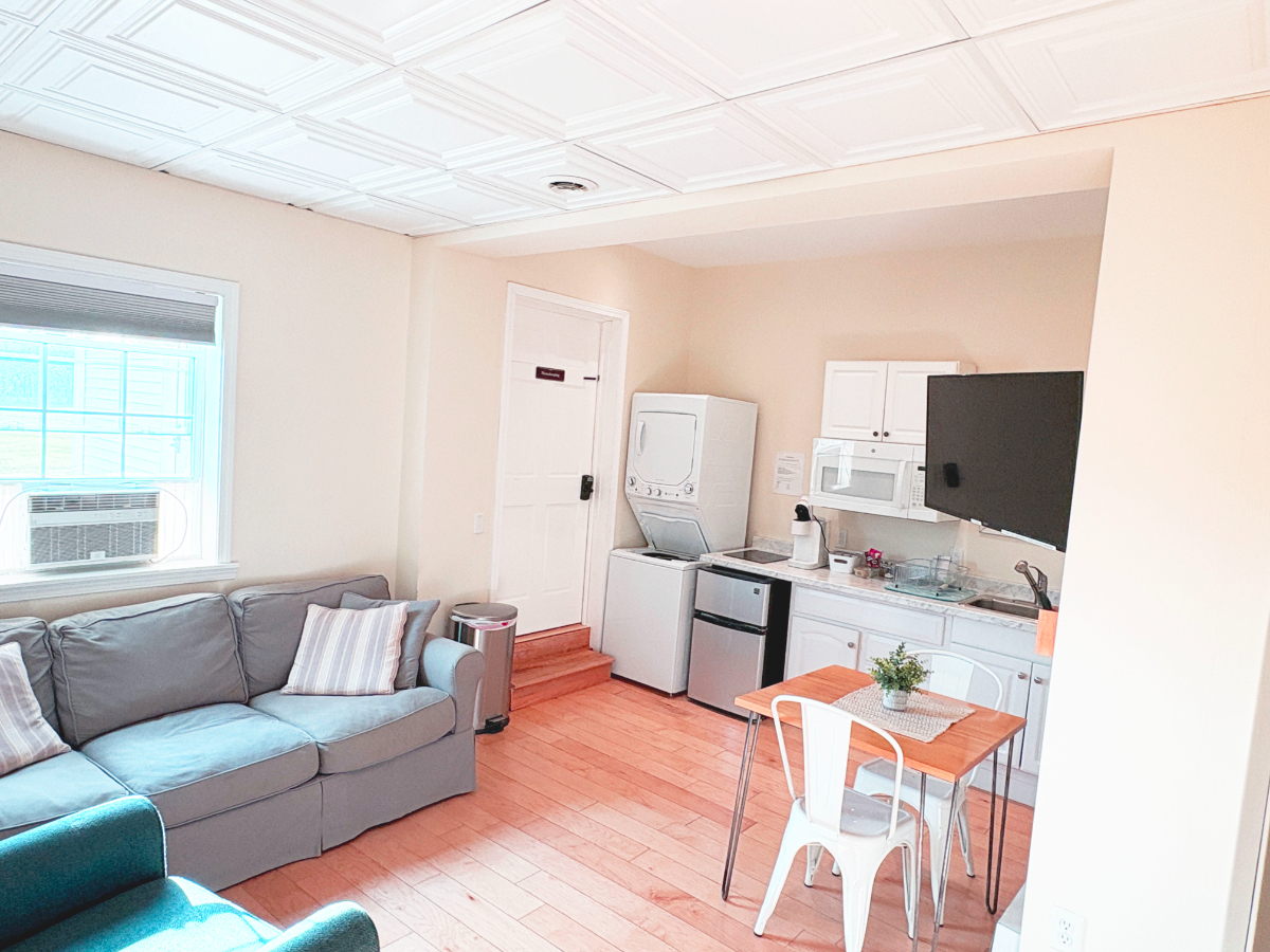 The Lofts feature large bedrooms, washer/dryers in the unit, king beds, and 0.4 miles to Clarkson an - Photo 3