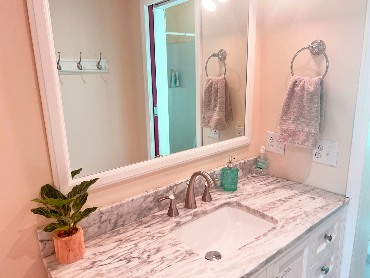 The Lofts feature large bedrooms, washer/dryers in the unit, king beds, and 0.4 miles to Clarkson an - Photo 8