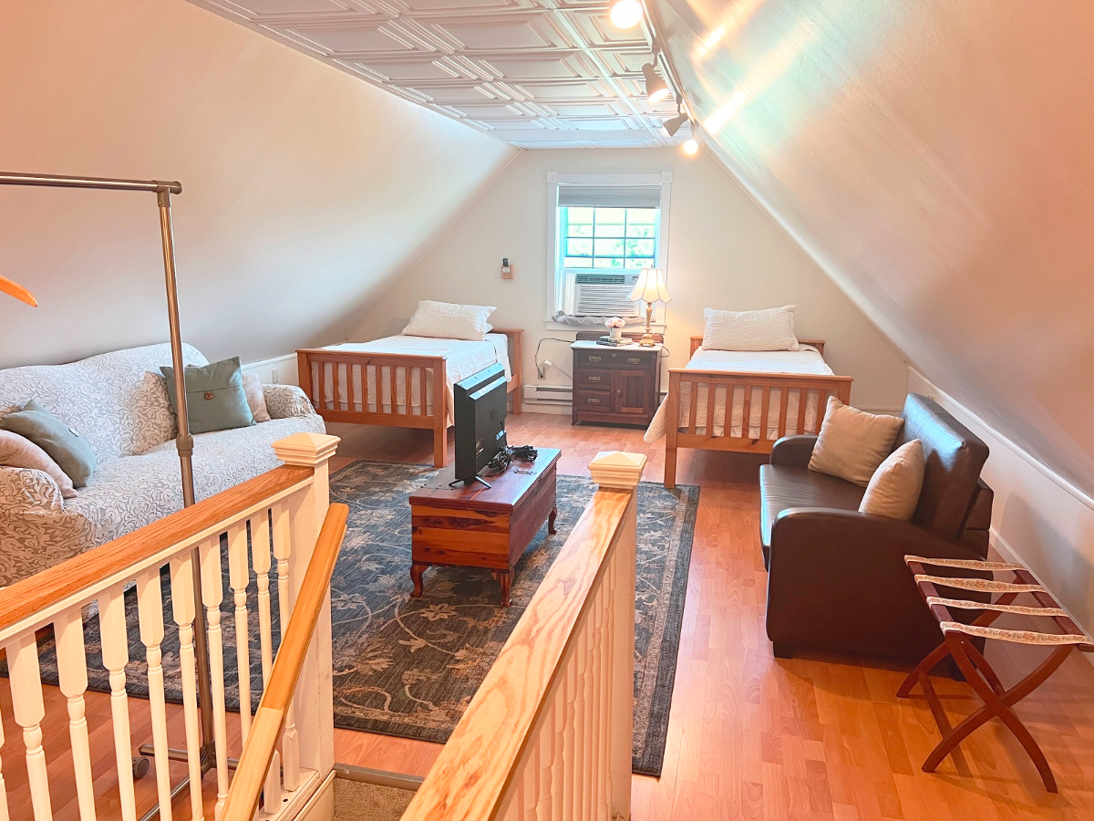 The Lofts feature large bedrooms, washer/dryers in the unit, king beds, and 0.4 miles to Clarkson an - Photo 6