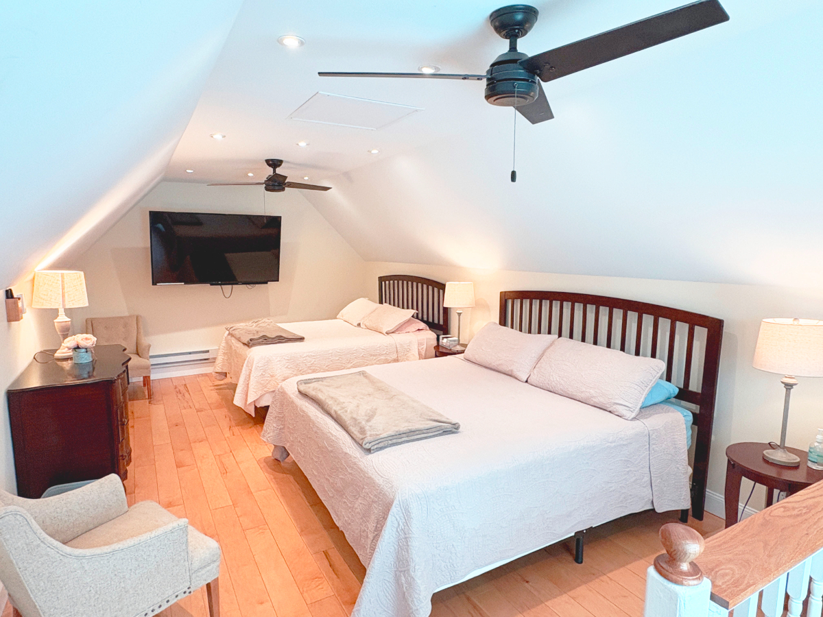 The Lofts feature large bedrooms, washer/dryers in the unit, king beds, and 0.4 miles to Clarkson an - Photo 6