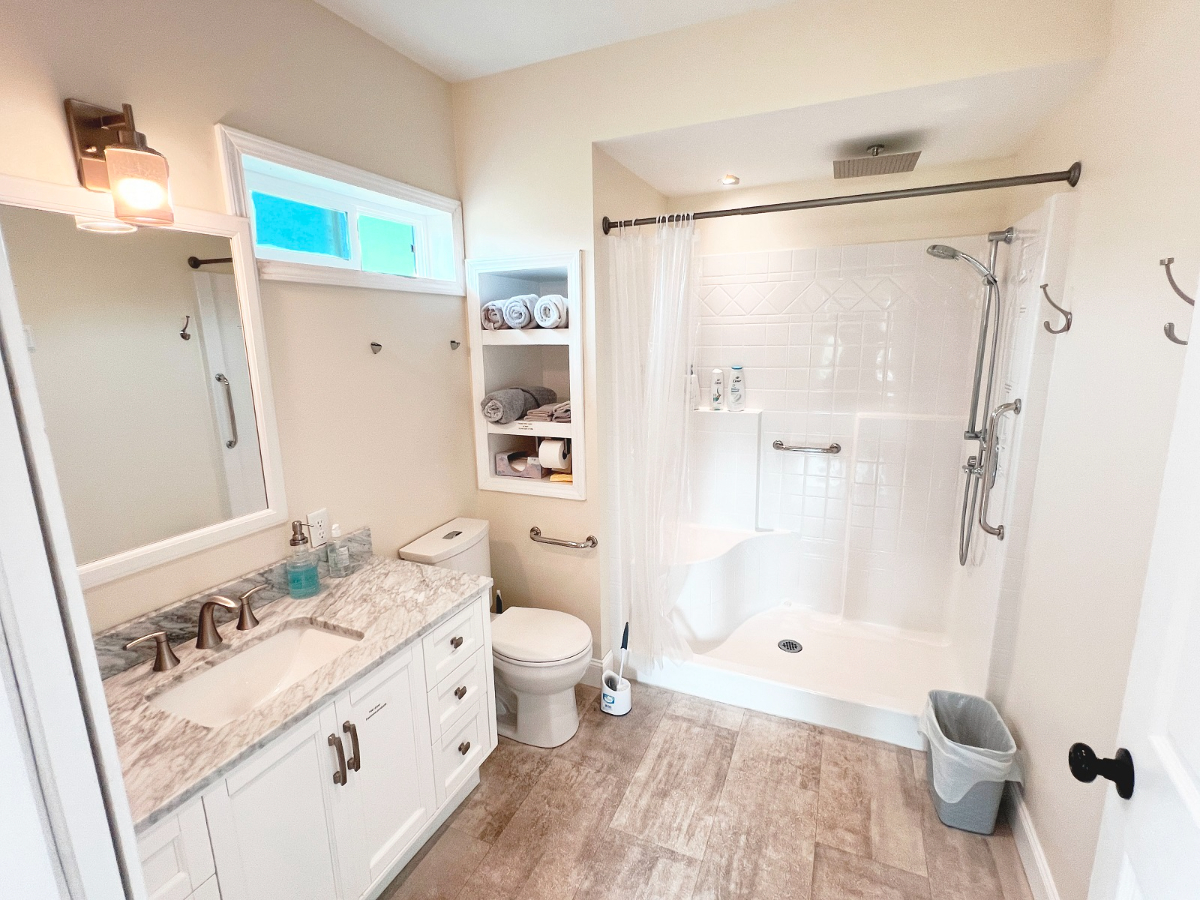 The Lofts feature large bedrooms, washer/dryers in the unit, king beds, and 0.4 miles to Clarkson an - Photo 8