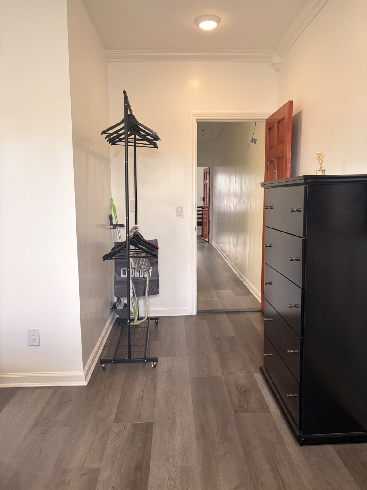 Newly Renovated Private Room with Private Bathroom All Utilities Included - Photo 8