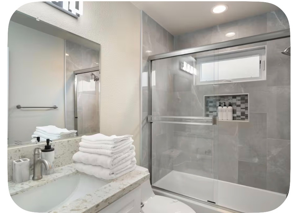 Modern 3 Bedroom Townhome Near UC Davis Medical Center And Downtown Sacramento - Photo 2