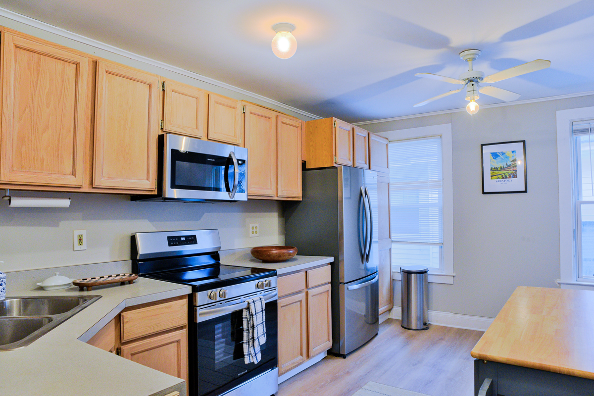 PERFECT SUMMER HOME IN SARATOGA - 4BR near the Race Course - Photo 4