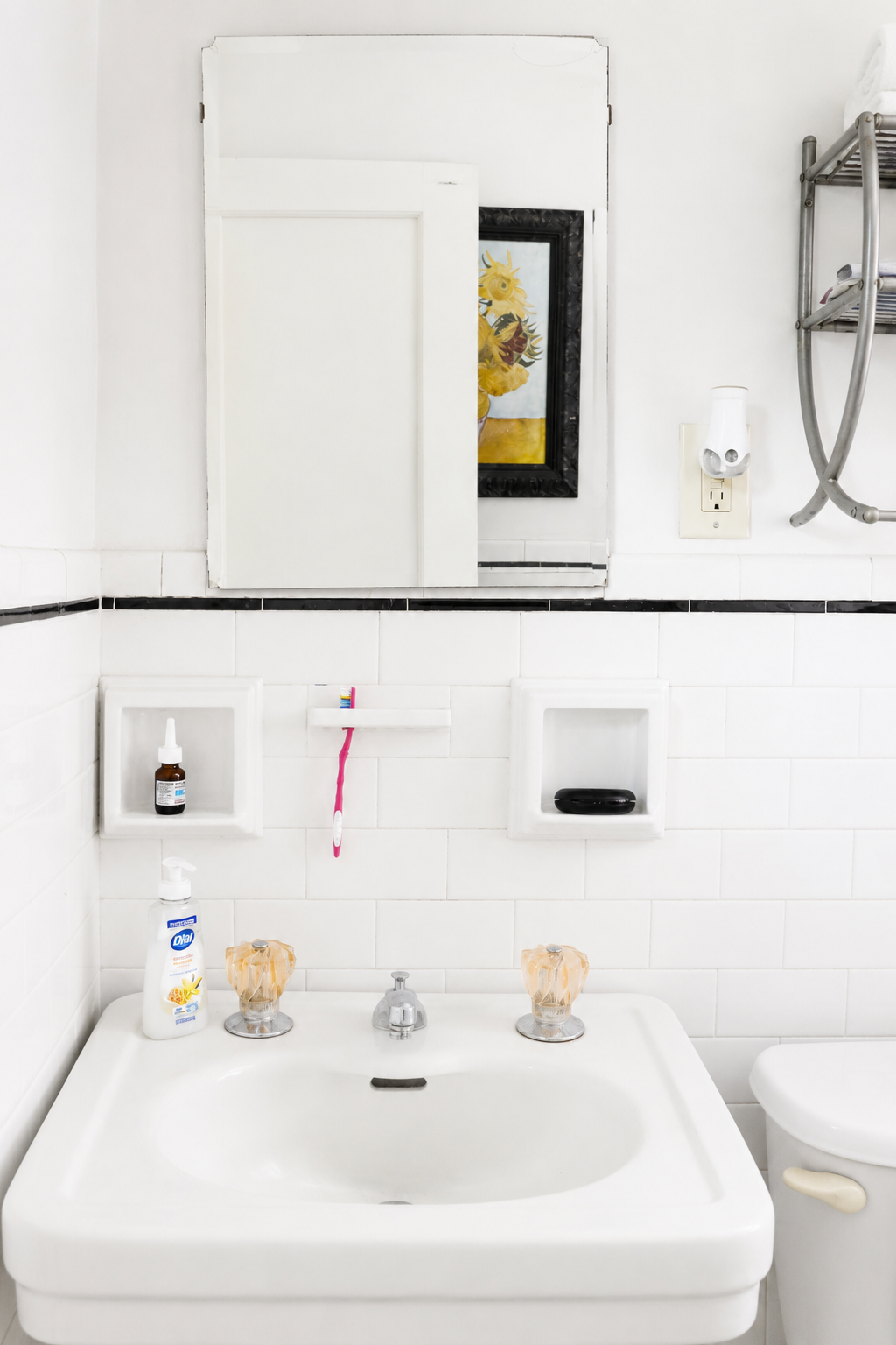 Charming Elmwood Village 1BR | Parking + Laundry - Photo 9