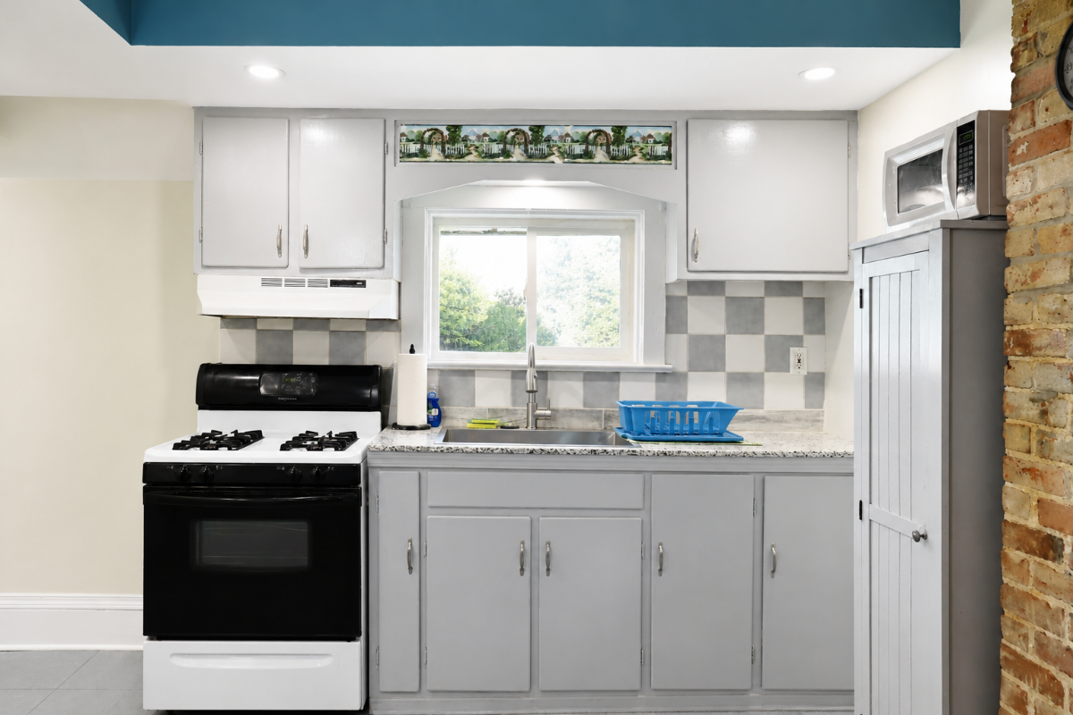 2BR | In-Unit Laundry, Parking + Porch - Photo 5