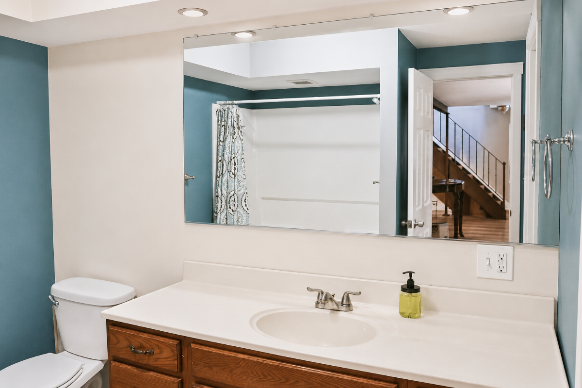 King Sized Bed Loft - Pet-friendly/Parking In-Unit Laundry - Photo 4