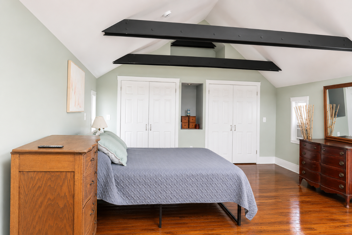 King Sized Bed Loft - Pet-friendly/Parking In-Unit Laundry - Photo 3