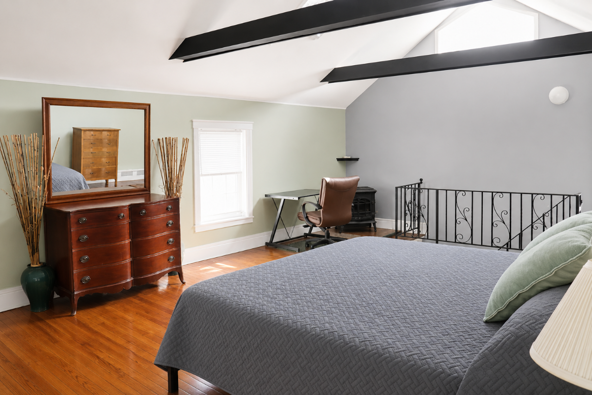 King Sized Bed Loft - Pet-friendly/Parking In-Unit Laundry - Photo 2