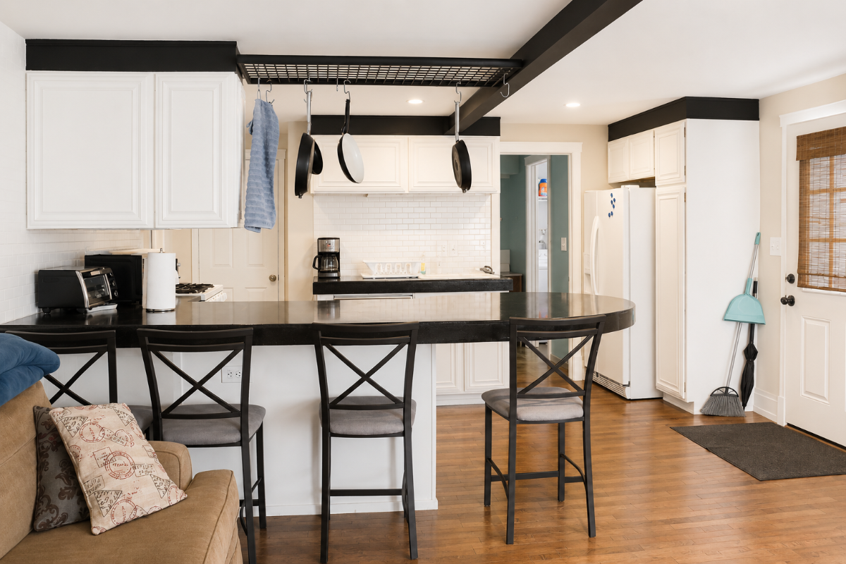 King Sized Bed Loft - Pet-friendly/Parking In-Unit Laundry - Photo 7